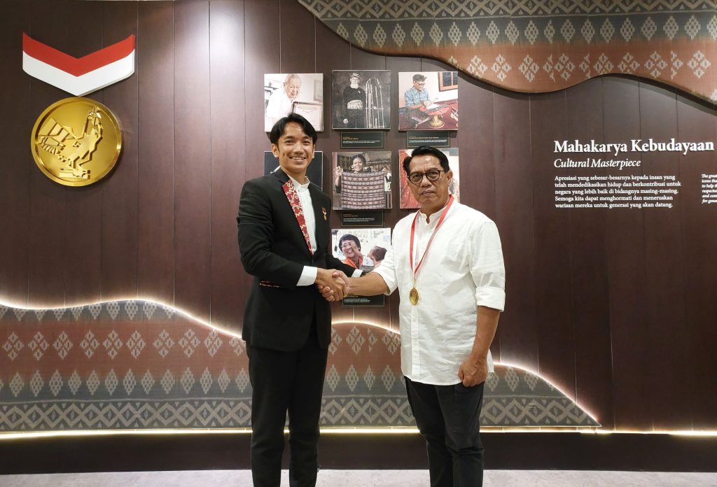 Menerima Penghargaan Rekor MURI